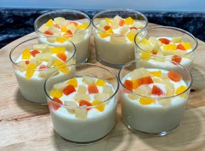 Vasitos de mouse de Yogurt y fruta